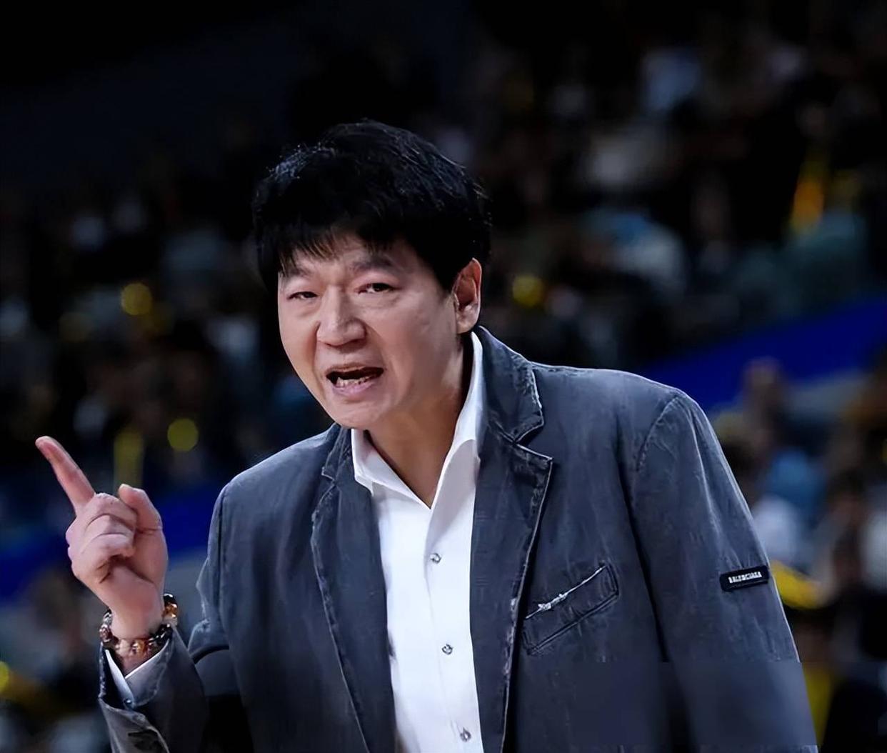 包含CBA季后赛集结日再迎强敌，金州勇士造点机会，主帅态度——媒体盛赞，资深球员宣示担当的词条