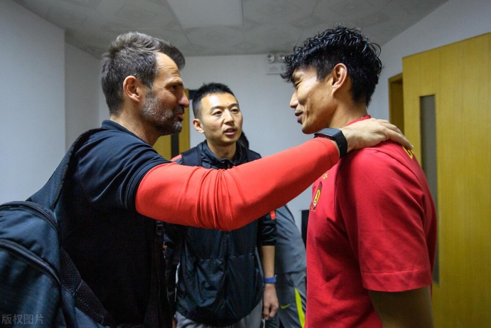 广州队关键时刻防线松动，志在荷甲名次提升，管理层满意，球队文化再被提及 