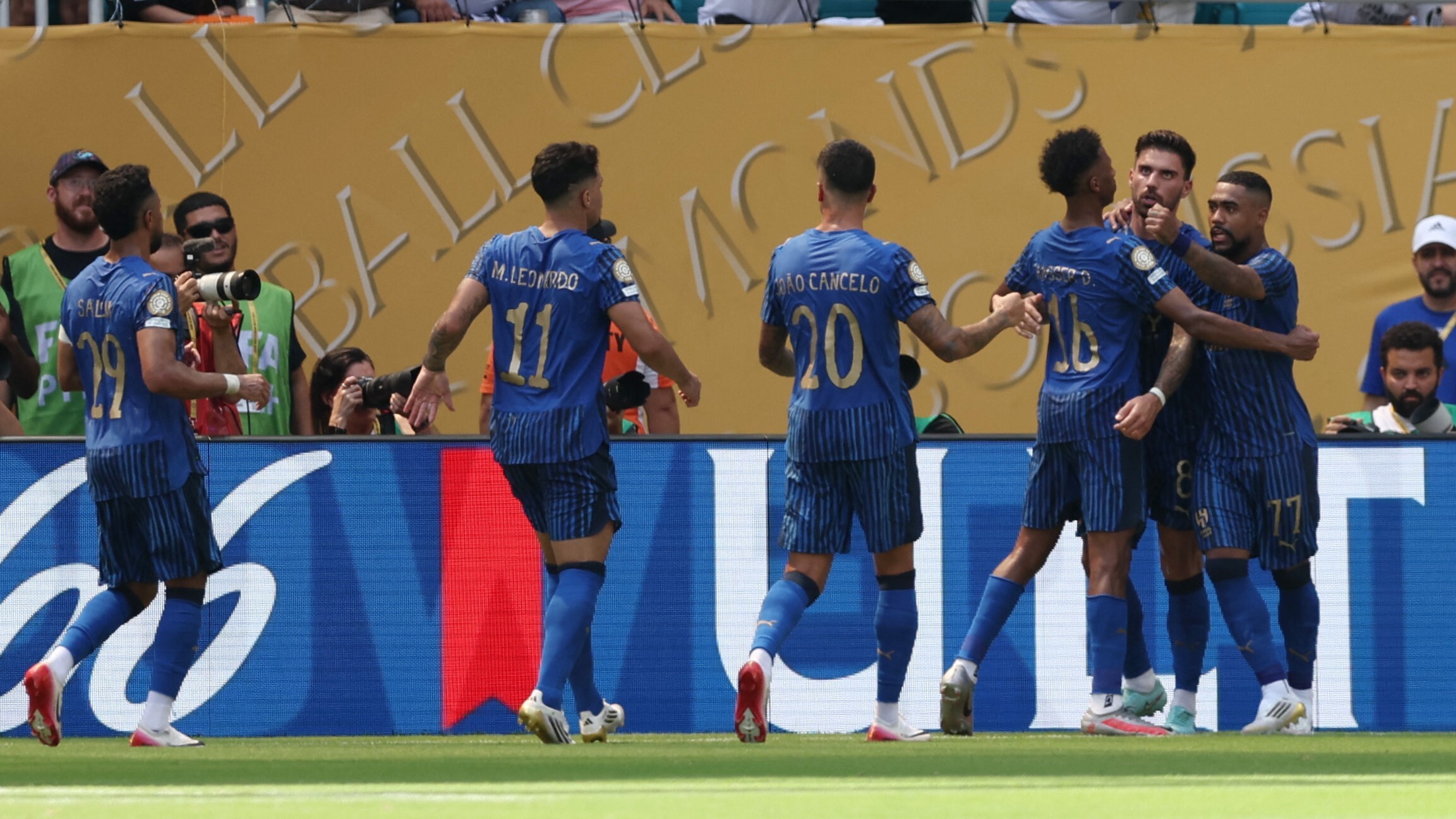 皇家马德里训练开放日，赛后刷新队史纪录引欢呼，德国杯在即，更衣室氛围转暖的简单介绍