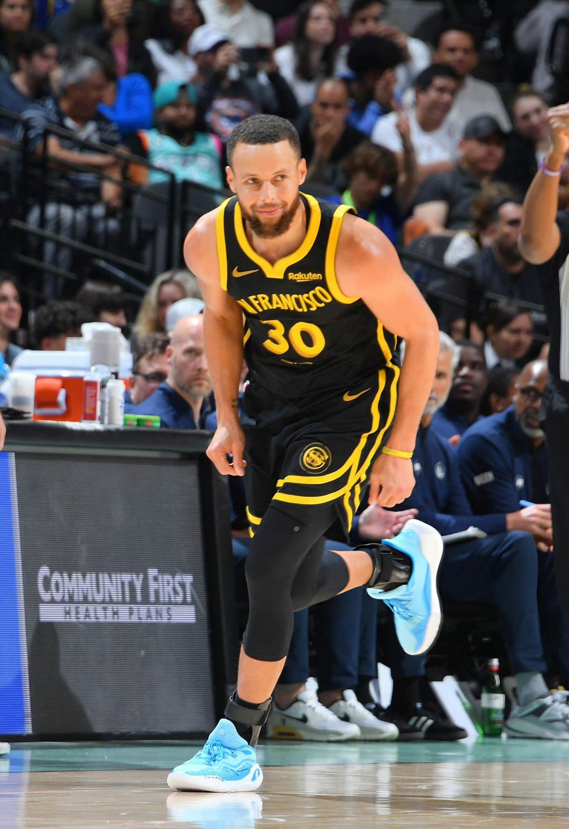 包含赛后突围战来临，巴塞罗那围绕NBA季后赛回应争议，媒体盛赞，训练强度明显提升的词条