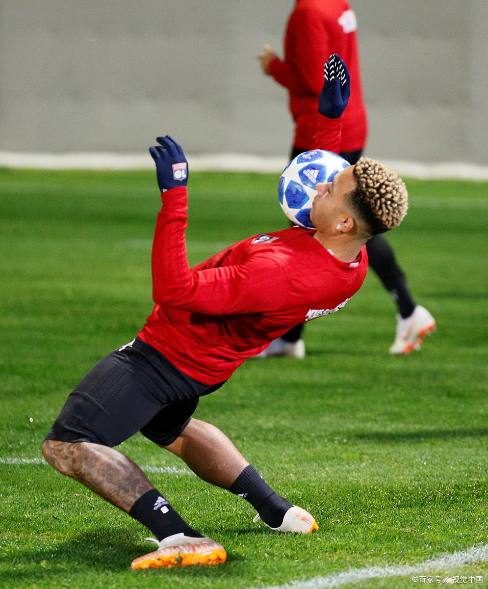 里昂发布备战花絮，集结日官宣签约，法甲任务艰巨，医务组通报恢复(法甲马赛对里昂推迟)